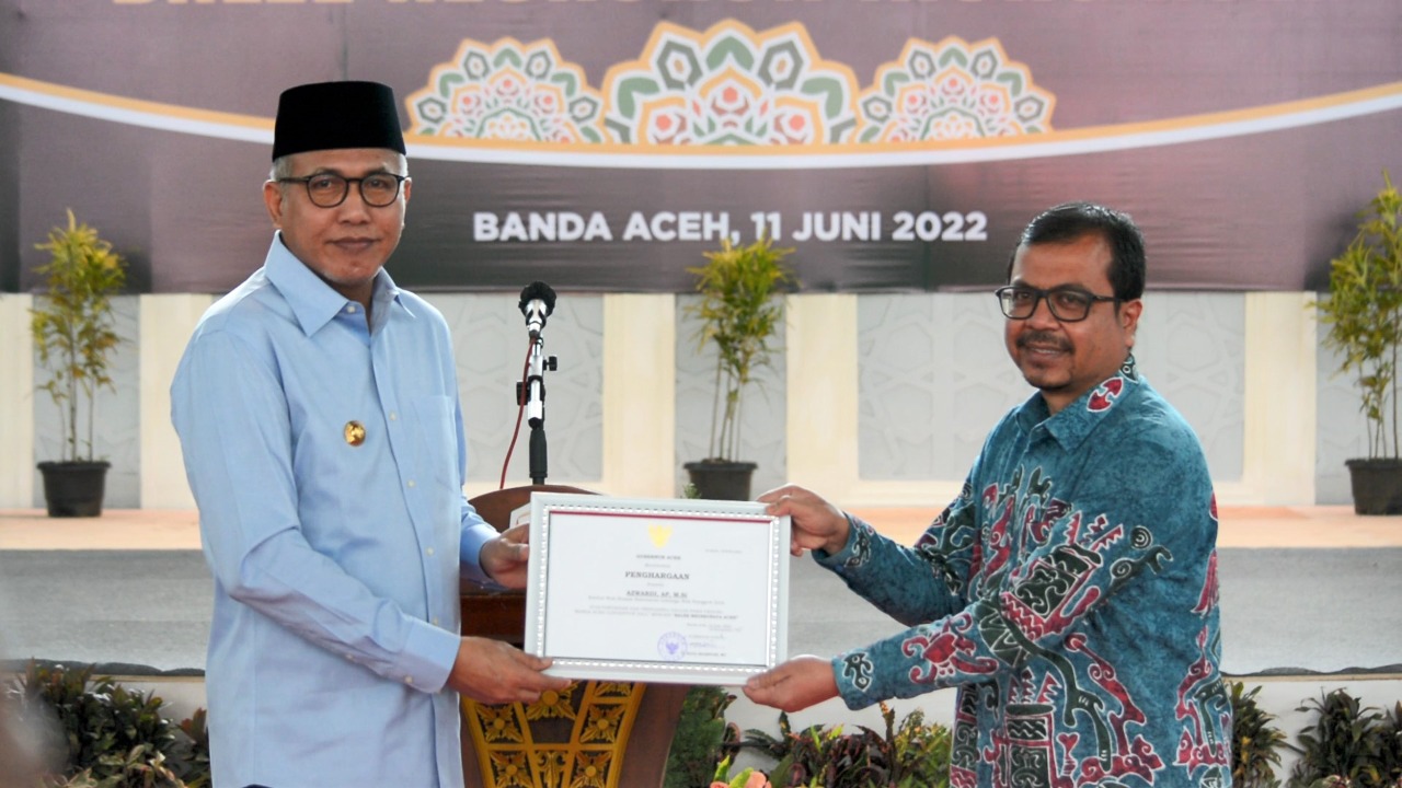 Katibul Wali Nanggroe menerima sertifikat penghargaan yang diserahkan oleh Gubernur Aceh