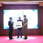Gubernur Aceh, Ir. H. Nova Iriansyah, MT, bersama Ketua DPRA Saiful Bahri, menerima penyerahan Deviden PT Pembangunan Aceh tahun buku 2021 kepada Pemerintah Aceh yang diserahkan langsung oleh Dirut PT PEMA, Zubir Sahim di restauran Meuligoe Gubernur Aceh, Senin (13/6/2022).