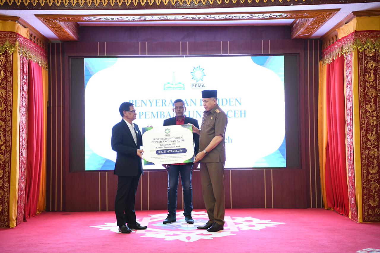 Gubernur Aceh, Ir. H. Nova Iriansyah, MT, bersama Ketua DPRA Saiful Bahri, menerima penyerahan Deviden PT Pembangunan Aceh tahun buku 2021 kepada Pemerintah Aceh yang diserahkan langsung oleh Dirut PT PEMA, Zubir Sahim di restauran Meuligoe Gubernur Aceh, Senin (13/6/2022).
