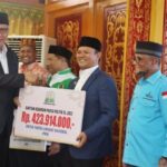 Gubernur Aceh, Ir. H. Nova Iriansyah, MT, menyerahkan dana hibah kepada 15 partai politik lokal dan nasional yang memiliki kursi di Dewan Perwakilan Rakyat Aceh (DPRA) tahun anggaran 2022, di Meuligoe Gubernur, Banda Aceh, Selasa (14/6/2022).