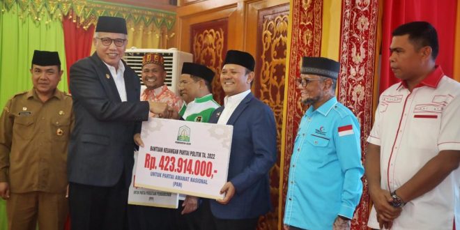 Gubernur Aceh, Ir. H. Nova Iriansyah, MT, menyerahkan dana hibah kepada 15 partai politik lokal dan nasional yang memiliki kursi di Dewan Perwakilan Rakyat Aceh (DPRA) tahun anggaran 2022, di Meuligoe Gubernur, Banda Aceh, Selasa (14/6/2022).
