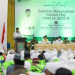 Gubernur Aceh, Ir. H. Nova Iriansyah, MT, memberikan sambutan saat melepas keberangkatan jamaah haji embarkasi Aceh kloter pertama di Komplek Asrama Haji Banda Aceh, Selasa (14/6/2022).