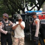 Terduga Penipuan saat Diamankan polisi dari Amukan Massa di Gampong Uteun Bayi, Kecamatan Banda Sakti, Kota Lhokseumawe, Rabu (15/6/2022).[Foto/Ist]