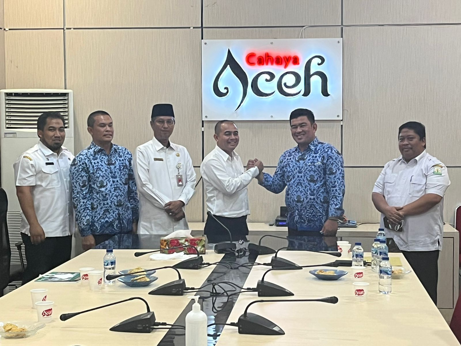 Foto Bersama Almuniza Kamal Plt Kadisbudpar Aceh usai serah terima jabatan dengan Jamaluddin dan Kepala Biro Adpim Setda Aceh Muhammad Iswanto di Kantor Disbudpar, Rabu (15/6/2022) [Foto/Ist]