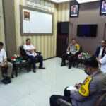 Kapolresta Deli Serdang Kombes Pol Irsan Sinuhaji, S.I.K, M.H didampingi Wakapolresta Deli Serdang AKBP Agus Sugiyarso, S.IK dan Kasat Intelkam AKP Syahrial Effendi, SH,MAP, menerima Audiensi Ketua KONI Kabupaten Deli Serdang Khairullah Siregar Spdi di Lobby Utama Polresta Deli Serdang. Rabu (15/06/22).[Foto/Akbar]