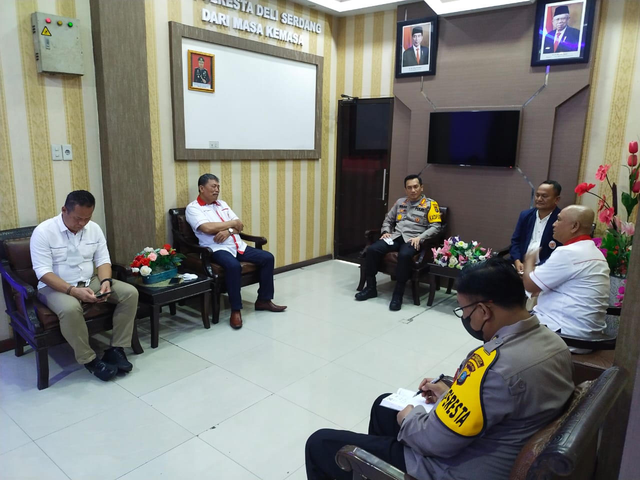 Kapolresta Deli Serdang Kombes Pol Irsan Sinuhaji, S.I.K, M.H didampingi Wakapolresta Deli Serdang AKBP Agus Sugiyarso, S.IK dan Kasat Intelkam AKP Syahrial Effendi, SH,MAP, menerima Audiensi Ketua KONI Kabupaten Deli Serdang Khairullah Siregar Spdi di Lobby Utama Polresta Deli Serdang. Rabu (15/06/22).[Foto/Akbar]