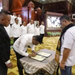 Sekjen PBSI Irjen Pol Muhammad Fadil Imran, saat menandatangani berita acara pelantikan Pengurus PBSI Aceh periode 2022-2026 di Anjong Mon Mata Banda Aceh, Sabtu (25/6/2022)[Foto/For HN]