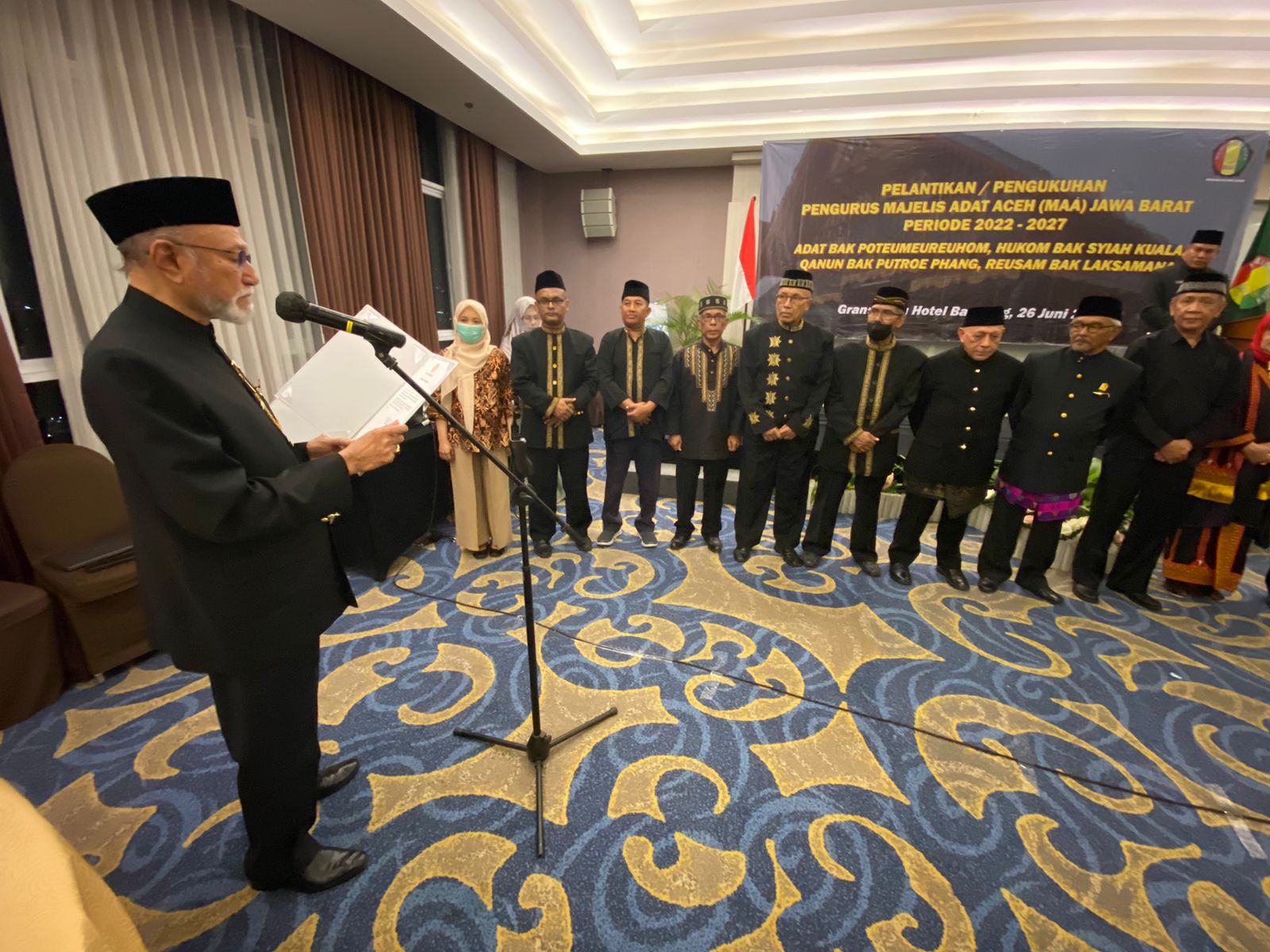 Wali Nanggroe saat mengukuhkan MAA Perwakilan Jawa Barat