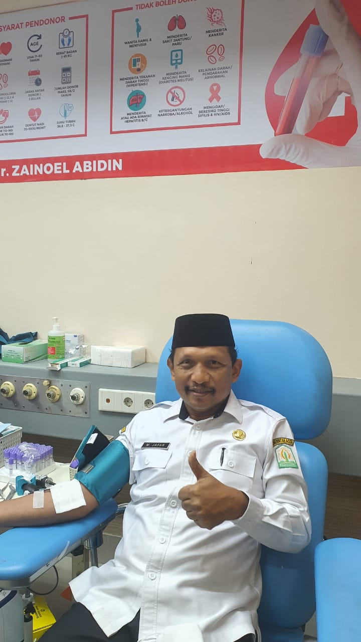 Asisten Pemerintahan dan Keistimewan Aceh, Dr. M. Jafar, SH, M.Hum, mengikuti kegiatan donor darah rutin ASN Pemerintah Aceh bersama ASN BPKA, di Instalasi UTD RSUDZA, Banda Aceh, Rabu (28/6/2022).