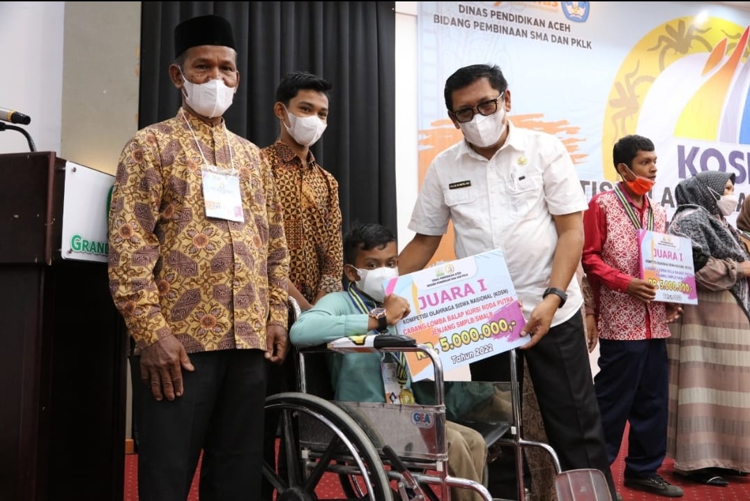Kadisdik Aceh, Drs Alhudri MM saat menyerahkan hadiah untuk pemenang pada penutupan acara KOSN PDBK Tahun 2022 di Banda Aceh. Rabu (15/6/2022)[Foto/Irwan]