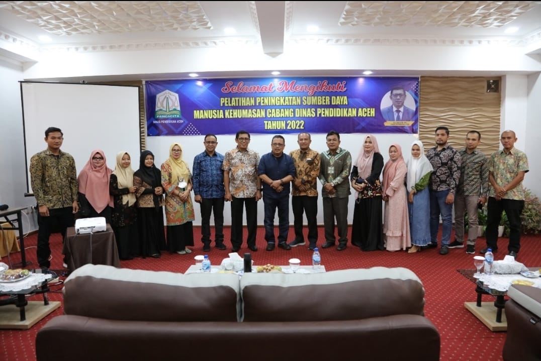 Kadisdik Alhudri saat menyampaikan sambutan saat membuka acara Pelatihab Peningkatan Sumber Daya Manusia Kehumasan Cabang Dinas Pendidikan di Banda Aceh, Kamis 9 Juni 2022.