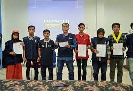 Perwakilan relawan PMI se-Kota Banda Aceh membacakan surat pernyataan unit relawan tolak pembekuan PMI kota Banda Aceh, Senin (27/6/2022) malam. FOTO: Ist