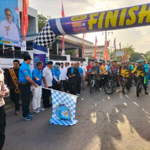 Ratusan Masyarakat Meriahkan Gowes War On Drugs
