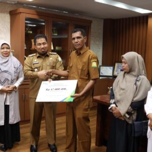 Ahli Waris Perangkat Gampong di Aceh Besar Dapat Santunan Kematian