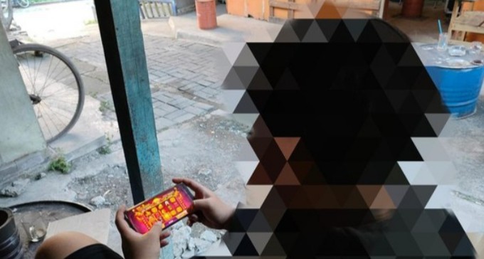 Ilustrasi pemain domino online. (Foto: Jemmi Purwodianto/detikJatim)