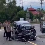 Petugas Kepolisian sedang melihat kondisi mobil toyota Avanza usai mengalami kecelakaan di Lembah Seulawah, Aceh Besar, Rabu (14/9/2022) [Foto/For Habanusantara]