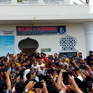Anies Disambut Ribuan Masyarakat Aceh di Masjid Raya Baiturrahman
