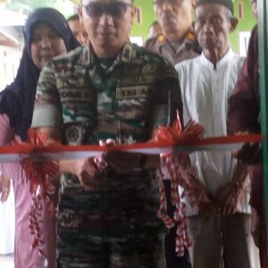 Bahrum Terima Kunci Dari Dandim 0204/DS Program Bedah Rumah