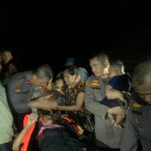 Cepat Tanggap, Kapolres Aceh Utara Ikut Evakuasi Warga
