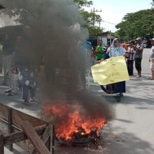 Warga Bentrok Dengan Satpol PP Saat Penertipan Lapak Liar