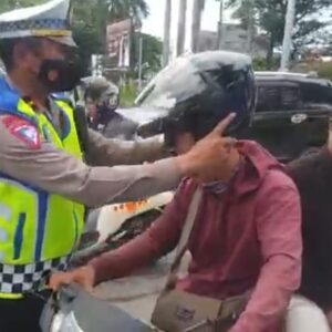 Satlantas Polresta Bagikan Helm Untuk Pengendara