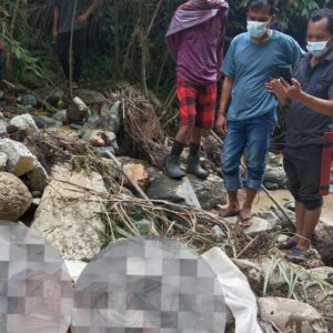 Warga Bantu Evakuasi Jasad Lansia Yang Tertimbun Tanah Longsor