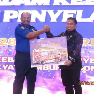Aceh Besar Terima Dua Unit Mobil Pemadam