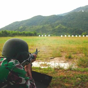 Personel Rindam Latih Menembak