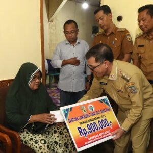 Jelang Ramadhan, Pj Wali Kota Serahkan BLT untuk Warga Kurang Mampu