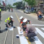 Sahuti Permintaan Masyarakat, Satlantas Polres Aceh Utara Cat Marka Jalan