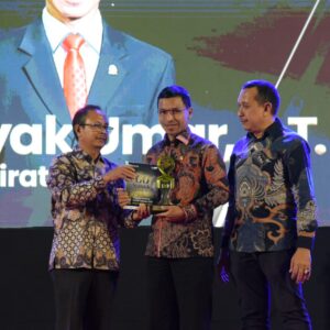 Farid Nyak Umar Terima Penghargaan Sosok Inspiratif Peduli Pemuda