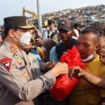 Kapolda Aceh Bagi-bagi Sembako untuk Pemulung