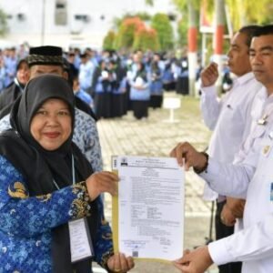 Sekda Aceh Serahkan SK Kenaikan Pangkat dan Pensiun Bagi 368 PNS di Tiga Kabupaten