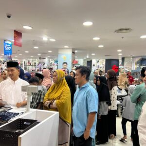 Keuchik Lamjabat Ajak Anak Yatim Belanja Baju Lebaran