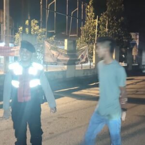 Sigap, Anggota Polsek Syiah Kuala Atur Lalulintas saat Tiang Listrik Terbakar