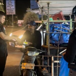 Sat Reskrim Polresta Banda Aceh Bagikan Makan Sahur ke Warga