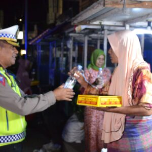 Dirlantas Polda Aceh Bagi Sembako dan Makanan Sahur untuk Masyarakat