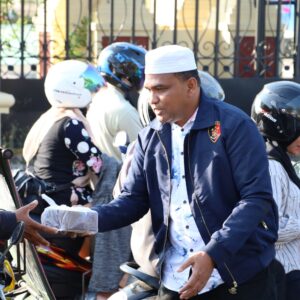 Cari Keberkahan Dibulan Suci, Personel Ditreskrimsus Bagi-bagi Takjil