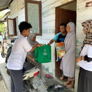 Jelang Idul Fitri, Komunitas Berbagi dan HIMAHESA Bagi Paket Sembako