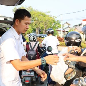 Kasubdit 1 Indagsi Ditreskrimsus Polda Aceh Bagi-bagi Takjil