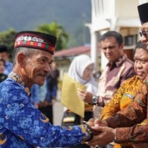 Wakili Sekda, Asisten III Serahkan SK Kenaikan Pangkat dan Pensiun ASN 4 Kabupaten