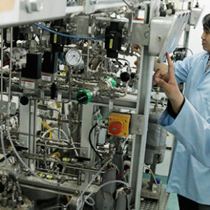 Mahasiswa Teknik Industri sedang praktek disebuah laboratorium kampus terfavorid di indonesia