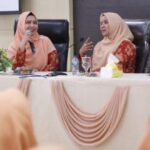 Ketua Dharma Wanita Persatuan (DWP) Aceh Mellani Subarni, saat memberikan arahan dan motivasi kepada Ketua dan Anggota DWP Kabupaten Aceh Selatan, di Kantor Bappeda Aceh Selatan, Selasa (9/5/2023).