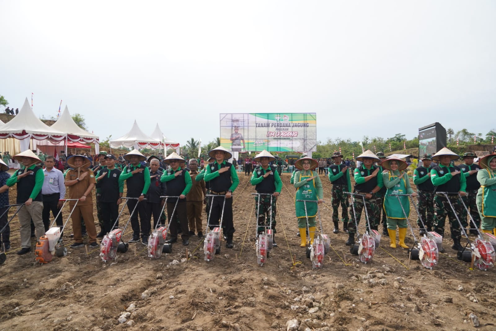 Pangdam IM bersama Kapolda Aceh dan sejumlah pejabat lainnya saat melakukan penanaman perdana program I'm Jagong, selasa (23/5/2023) [Foto/HO habanusantara]