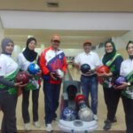 Ketua Pelatda Drs Bachtiar Hasan, M.Pd (tiga dari kiri), Sektetaris Umum PBI Aceh, Ilyas M. Harun SE.MM (tiga dari kanan) berpose bersama atlet boling putri Aceh di hall boling Komplek GOR PT Semen Padang, baru-baru ini. Foto : Humas Boling Aceh.