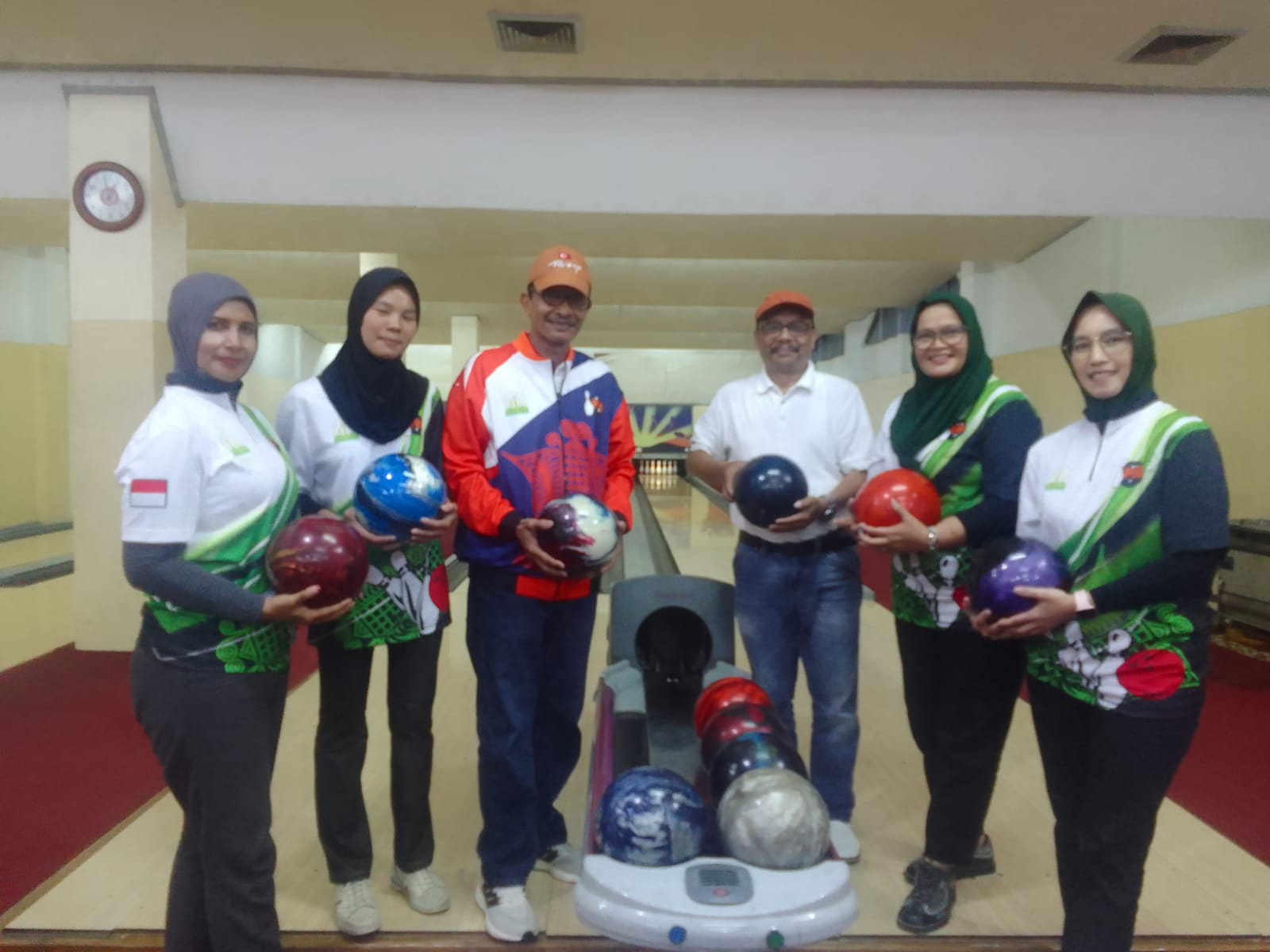 Ketua Pelatda Drs Bachtiar Hasan, M.Pd (tiga dari kiri), Sektetaris Umum PBI Aceh, Ilyas M. Harun SE.MM (tiga dari kanan) berpose bersama atlet boling putri Aceh di hall boling Komplek GOR PT Semen Padang, baru-baru ini. Foto : Humas Boling Aceh.