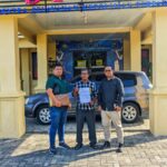 Anisrullah (Tengah) Bersama kuasa hukum melapor ke SPKT Polda Aceh, Senin (16/5/2023)[Foto/HO Habanusantara]