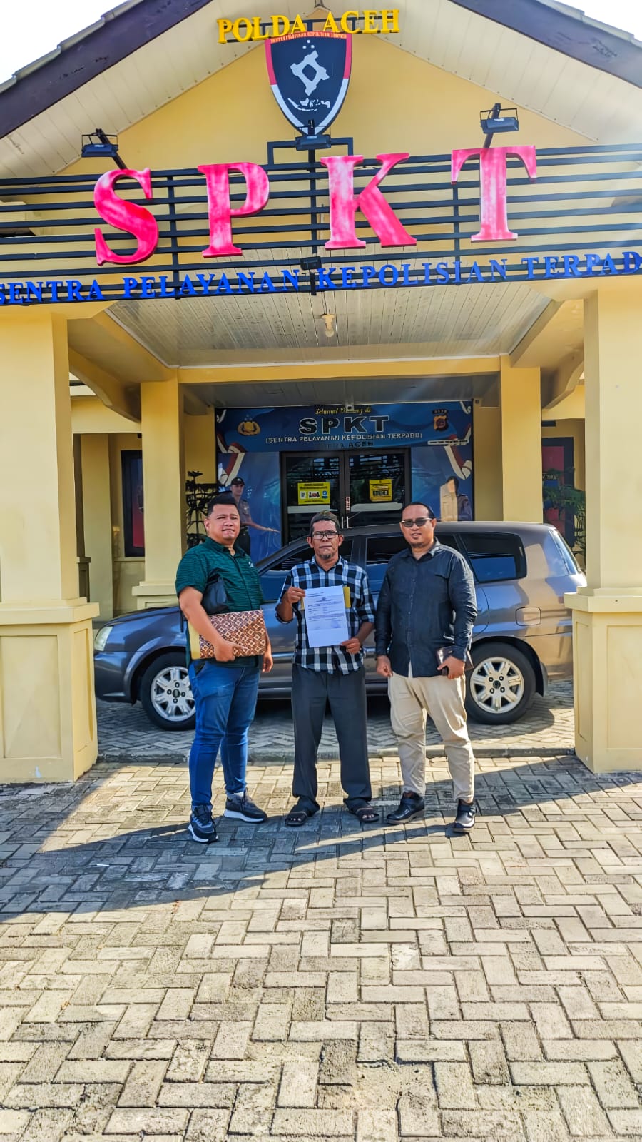 Anisrullah (Tengah) Bersama kuasa hukum melapor ke SPKT Polda Aceh, Senin (16/5/2023)[Foto/HO Habanusantara]