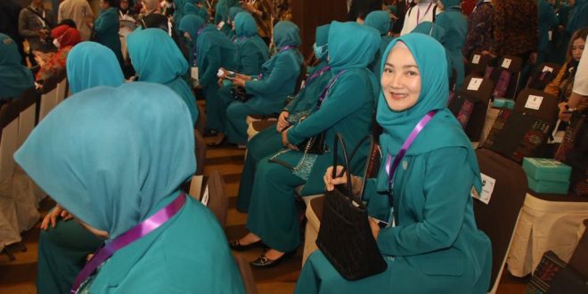 Pj Ketua Tim Penggerak Pemberdayaan Kesejahteraan Keluarga (PKK) Aceh, Ayu Marzuki, mengikuti peringatan puncak Hari Kesatuan Gerak (HKG) PKK ke-51 tingkat nasional yang digelar di Hotel Santika Dyandra, di Kota Medan, Rabu, (17/5/2023).