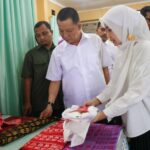 Penjabat Gubernur Aceh, Achmad Marzuki, bersama bersama istri Ayu Candra Marzuki, meninjau beragam hasil kerajinan di stan Dekranasda Aceh Singkil, di Pendopo Bupati Aceh Singkil, Senin, 8/5/2023[Foto/For Habanusantara]